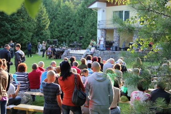 Šį ketvirtadienį jau penktasis festivalis “Pupasodis gyvai” Gerdos ir Vidmanto Veselgų sodyboje