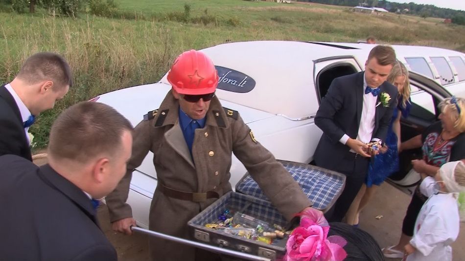 Štai tokios tveriamos vestuvių tvoros Dauguose! (video)