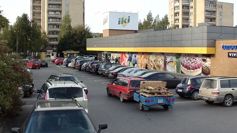 Ar žinote kodėl “IKI” parduotuvės automobilių stovėjimo aikštelė dieną naktį pilna?