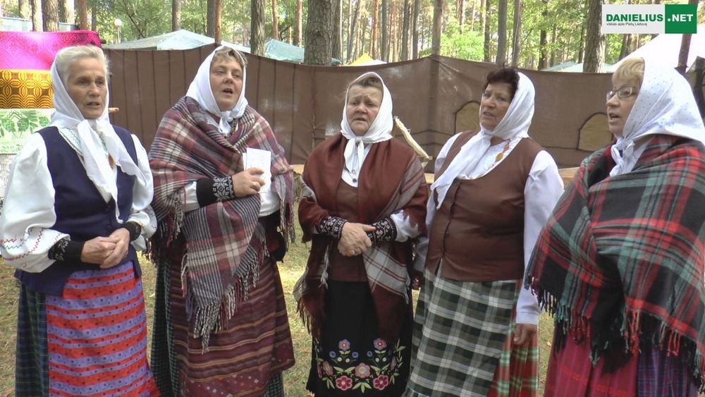 Štai taip puikiai dainuoja Vilkiautinio kaimo moterys (video)