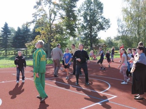 Makniūniškiai džiaugiasi modernia multifunkcine sporto aikštele