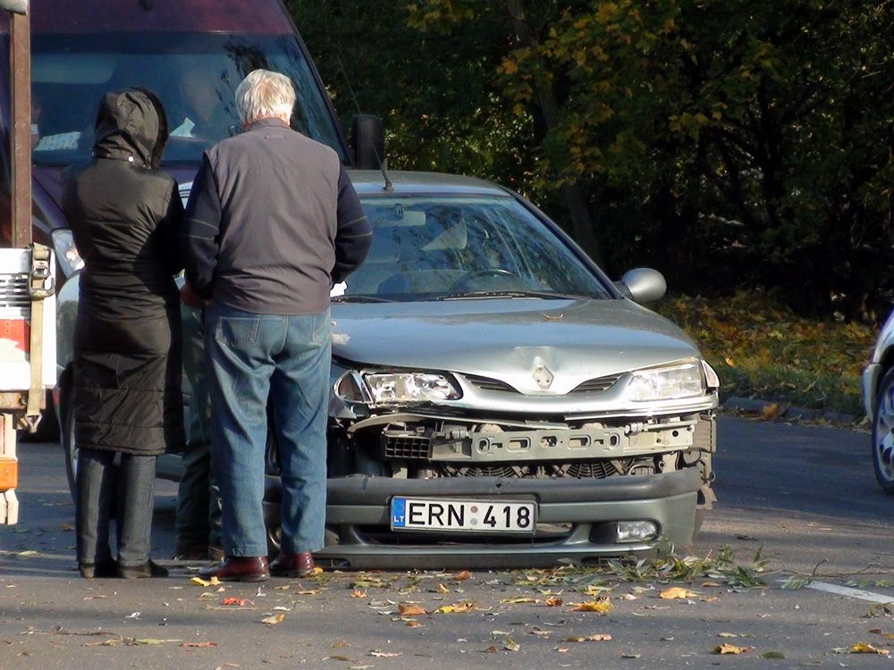 Alytaus Santaikos gatvėje “Renault” įvažiavo į “Zubrionok” priekabą (foto)