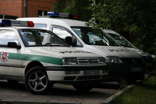 Dauguose sugyventinių konfliktas baigėsi peilio dūriu į koją