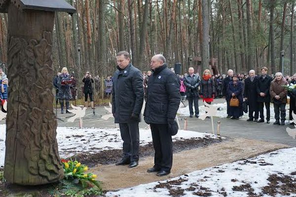 Laisvės gynėjai pagerbti tylos minute, gėlėmis ir atminimo liepsnelėmis