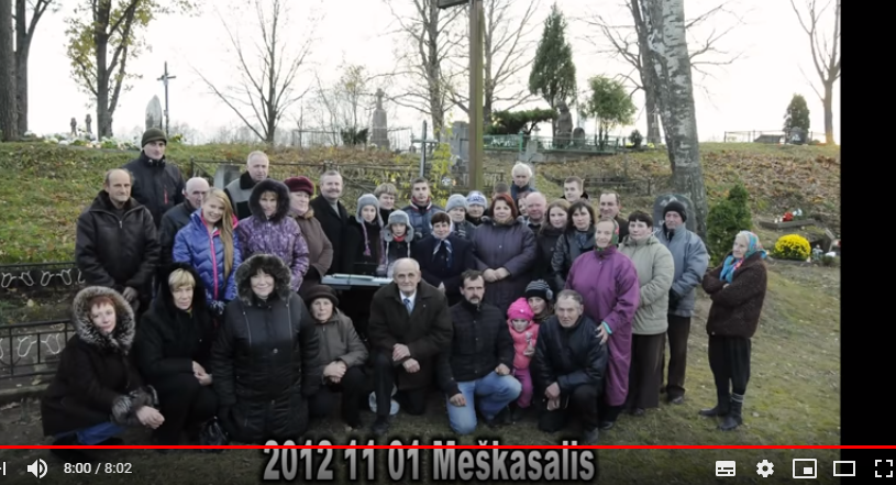 Meškasalio kaimo kapinėse vis dar kartu pasimeldžiama ir pagiedama (video)