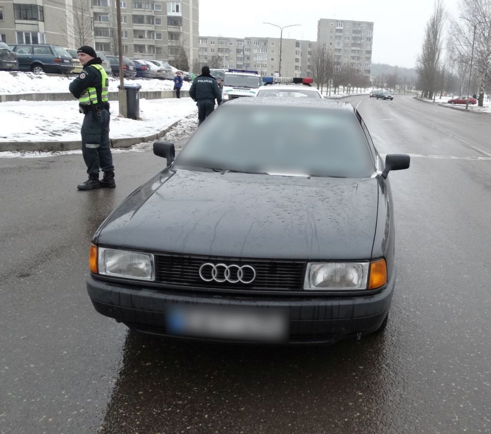 Automobilyje rastas miręs senolis