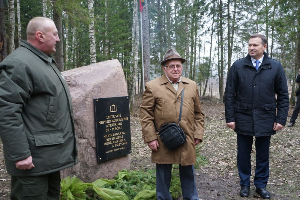 Dušnionių miške miškininkai atidengė paminklinį akmenį Lietuvos nepriklausomybės 25-mečiui (video)