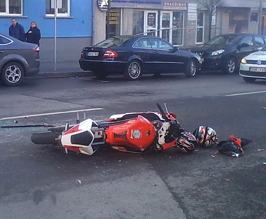 Alytuje motoroleris trenkėsi į moters vairuojamą “Nissan”