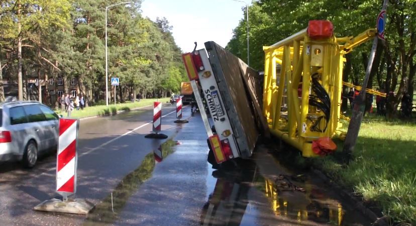 Alytuje apvirto krano konstrukciją gabenęs vilkikas (foto)