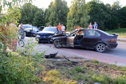 Dauguose susidūrė BMW ir Peugeot automobiliai (foto)