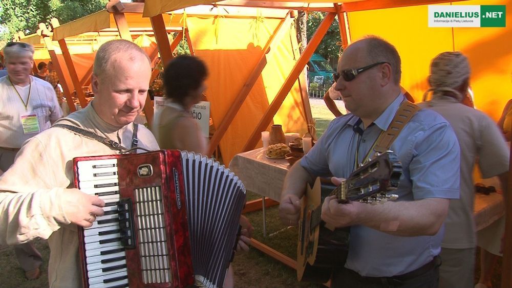 Dainuoja Raitininkų seniūnas Arūnas Laukaitis su Pūkeliu (video)