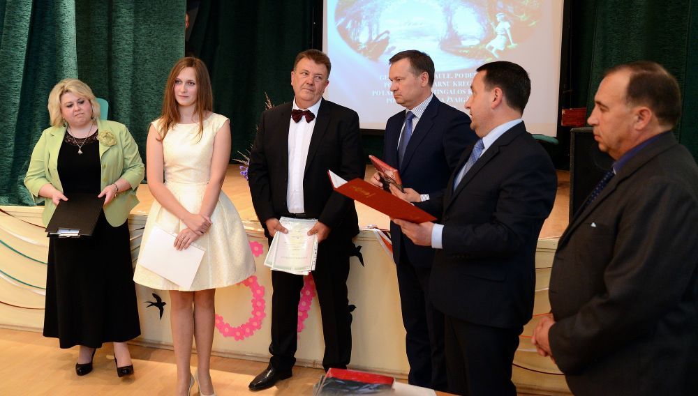 Pivašiūnų gimnazijos abiturientams – diplomų įteikimo šventė (video)
