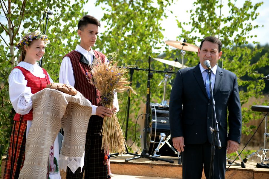 Prasidėjus javapjūtei linkėta gero oro ir gausių aruodų (foto,video)