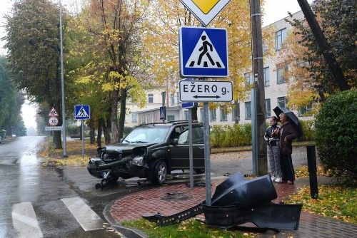 Dauguose „Nissan” automobilis nepraleido pagrindiniu keliu važiavusios „Audi“ (foto)