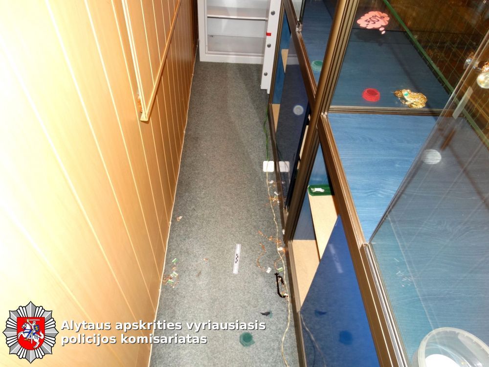 Alytaus policija ieško juvelyrinės parduotuvės plėšikų