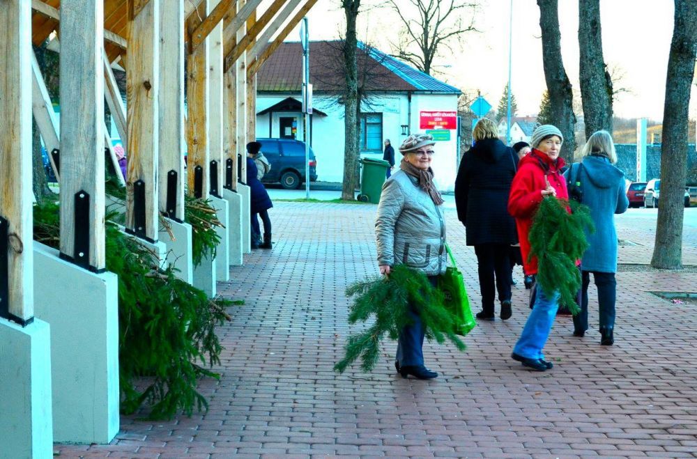 “Daugio” medžiotojai daugiškiams dalijo eglių šakas ir vaišino išskirtine sriuba
