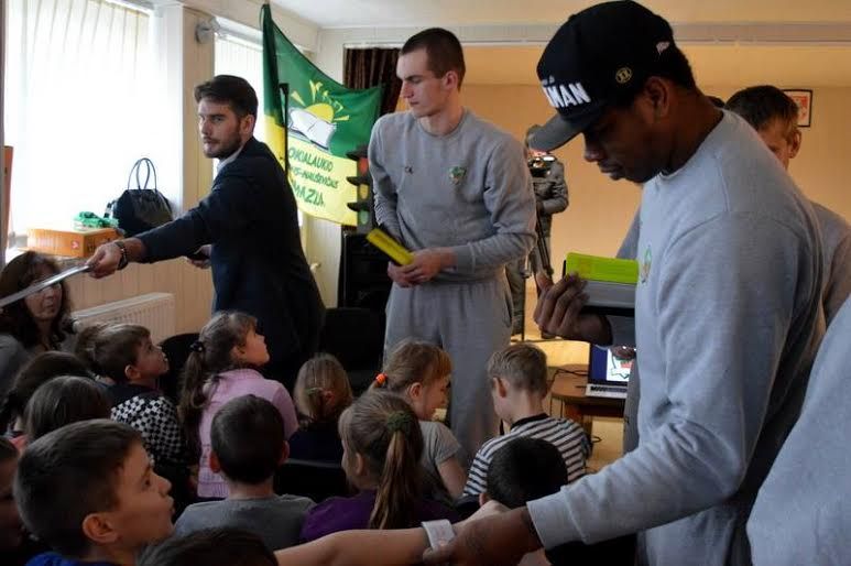 Krepšinio klubas „Dzūkija“ ir VĮ „Alytaus regiono keliai“ apjungė pajėgas ir kartu lankėsi Alytaus r. Krokialaukio Tomo Noraus–Naruševičiaus gimnazijoje