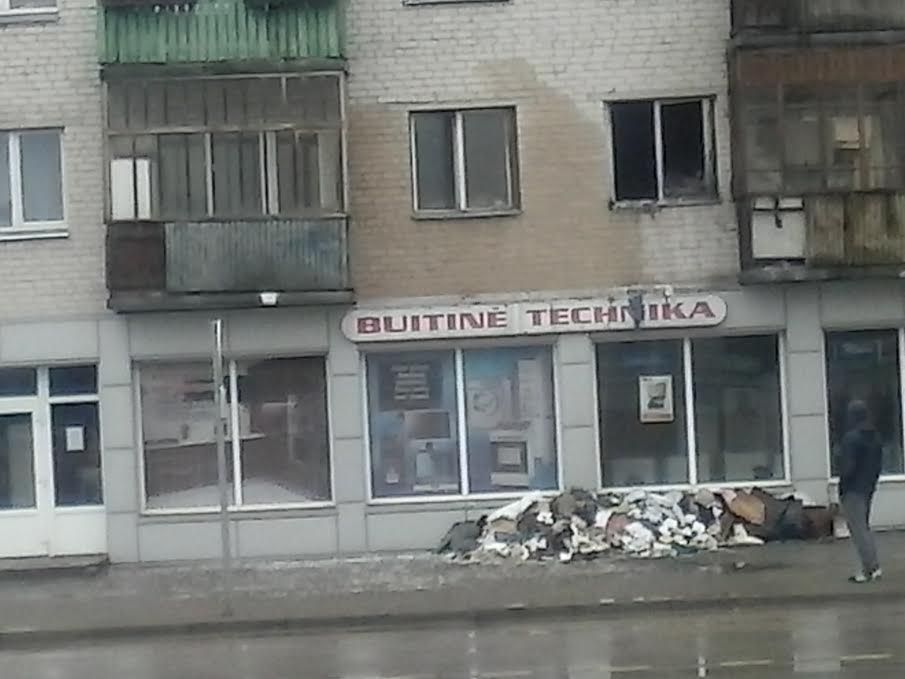Varėnoje naktį degė daugiabutis