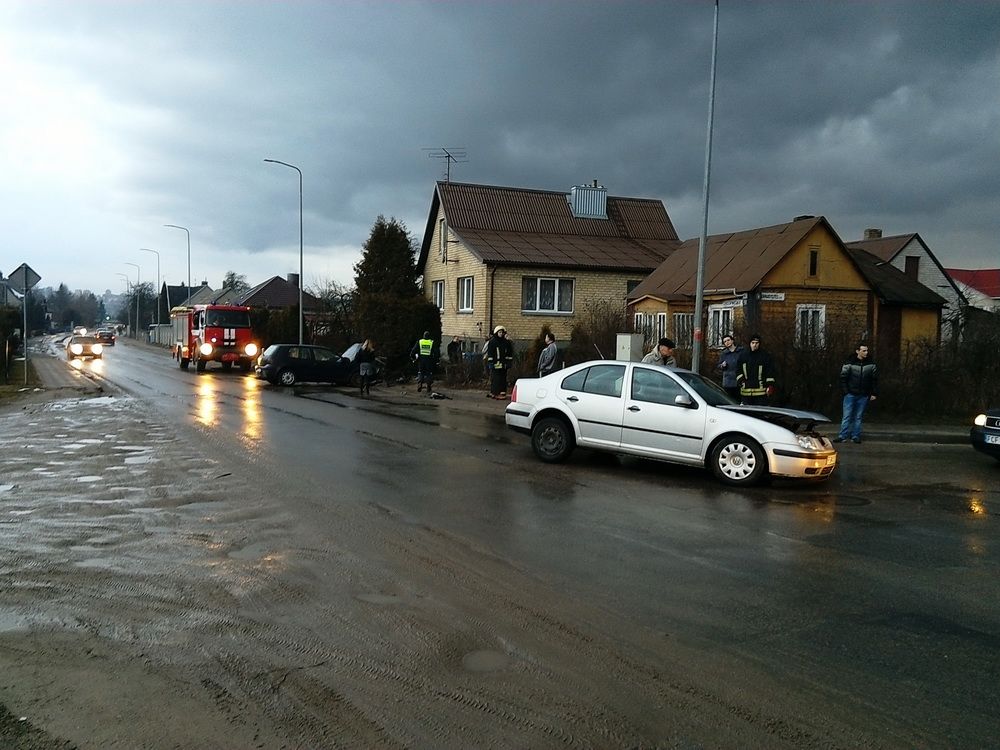 Pirmajame Alytuje susidūrė du Volkswagenai (foto)