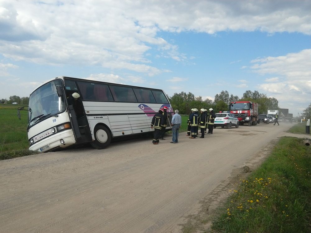 Aplinkkelyje prie Alytaus į šalikelę nuvažiavo maršrutinis autobusas Kaunas-Druskininkai (foto)