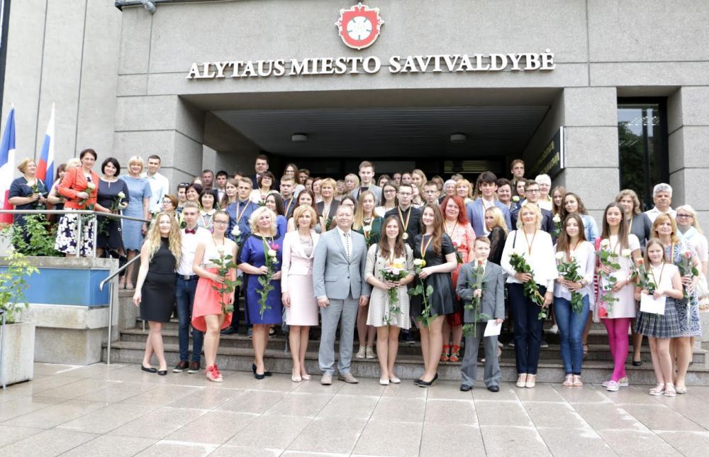 Pirmosios šventinės dienos rytą Alytuje – mokinių ir mokytojų apdovanojimai