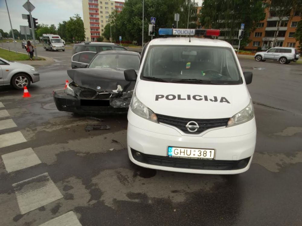 Į iškvietimą skubėję Alytaus patruliai pakliuvo į eismo įvykį