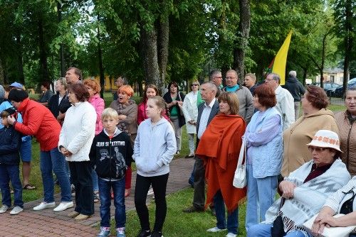Valstybės himnas tradiciškai buvo giedamas ir Dauguose (foto+video)