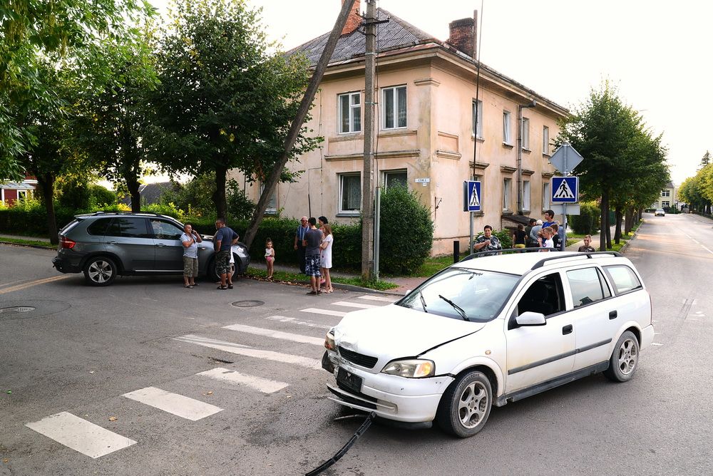 Avarijoje Dauguose Opelis visureigį BMW X5 apsuko 180 laipsnių kampu (foto)