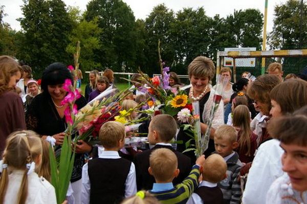 2008 ir 2015 m. Rugsėjo 1-oji Daugų Vlado Mirono gimnazijoje (2 video)