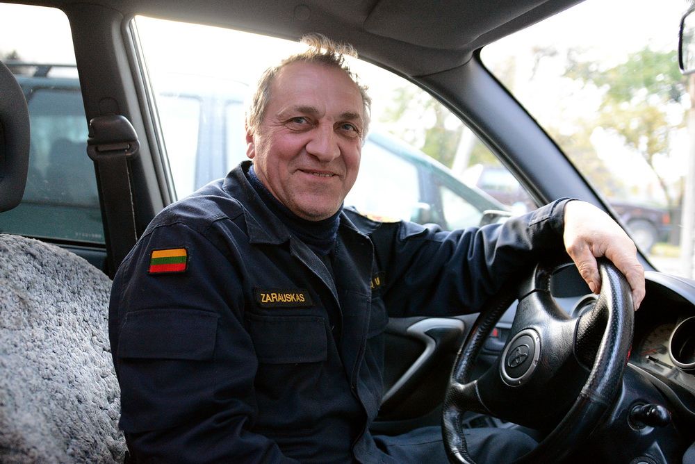Prie Daugų nuo kelio nuskriejo sunkvežimis (foto)