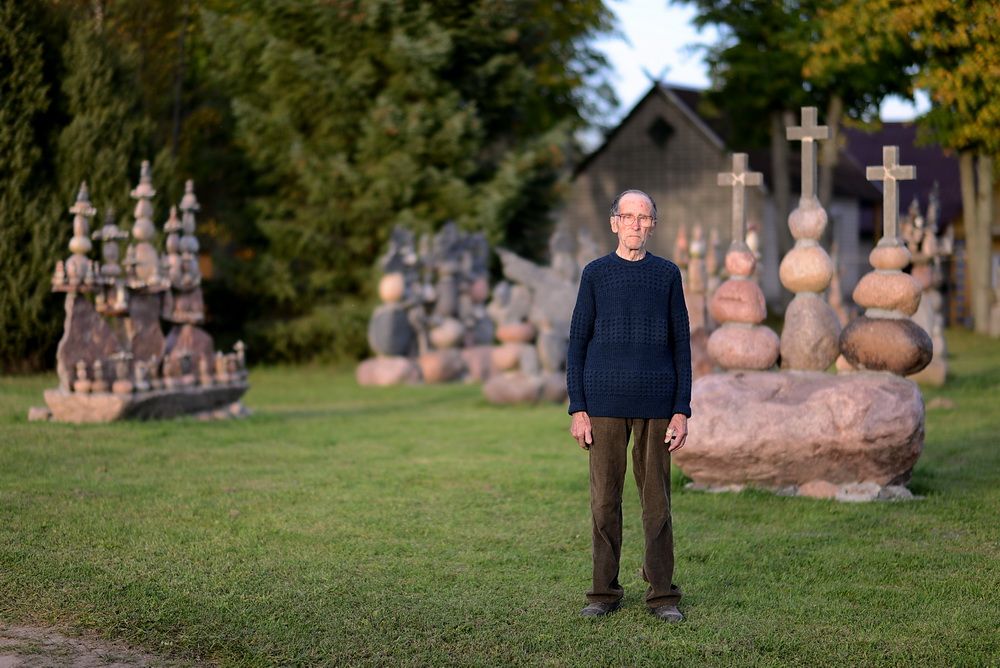 Interviu – 87 metų amžiaus akmeninių skulptūrų meistras Kazimieras Degutis iš Eičiūnų kaimo (video)