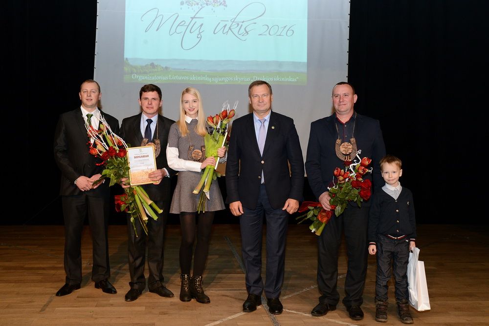 Apdovanoti geriausi Alytaus rajono “Metų ūkio-2016” ūkininkai (video+foto)
