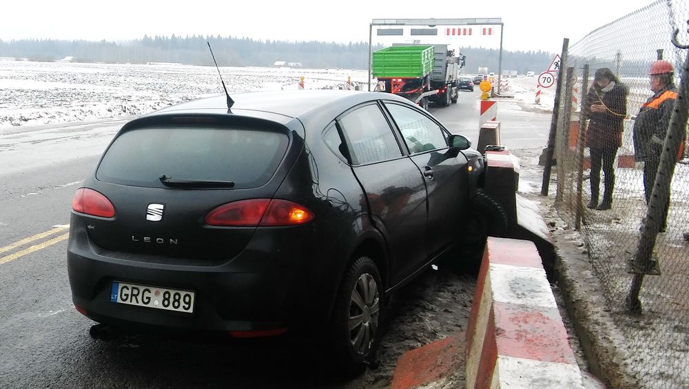 Jaunos moters vairuojamas automobilis užstrigo ant atitvarų (foto)