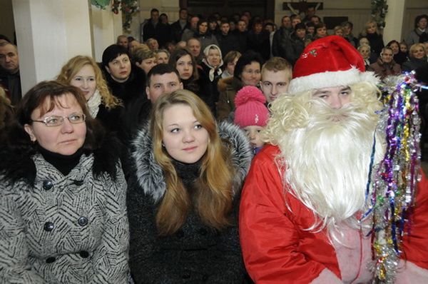 Kalėdų senelis po penkerių metų pertraukos ir vėl lankysis Alovės bažnyčioje (video)