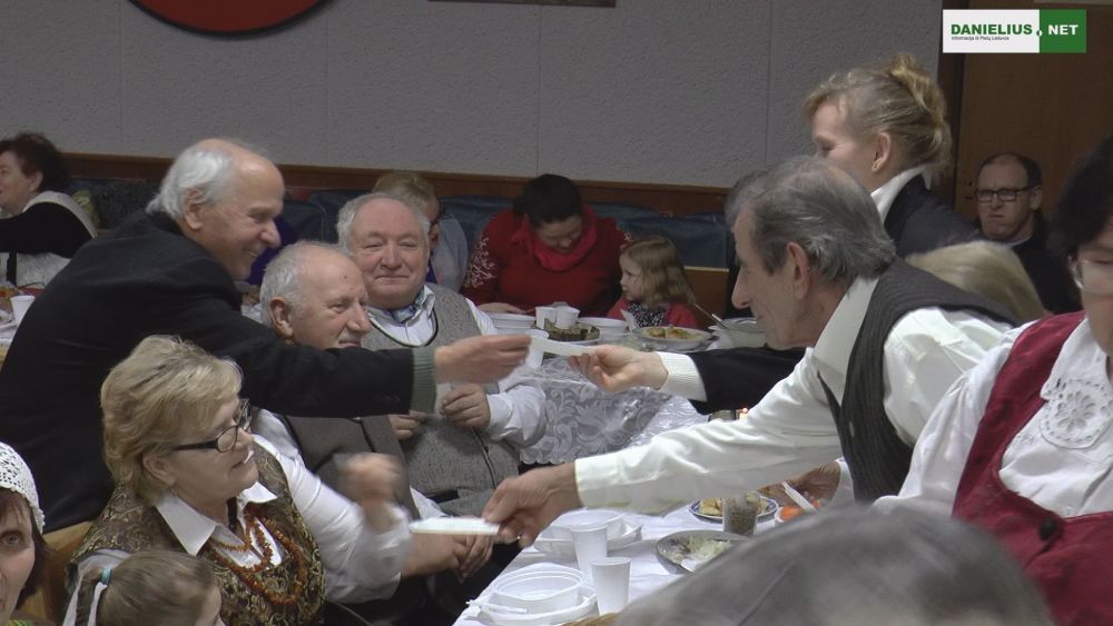 Alovės žmonės kartu valgo Kūčias, prisimena papročius ir žinoma sulaukia Kalėdų senelio! (video)