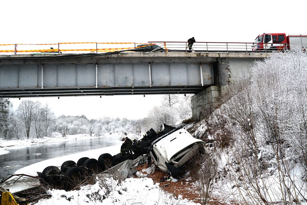 Nuo Merkio tilto nuskriejo Volvo sunkvežimis (foto+video)