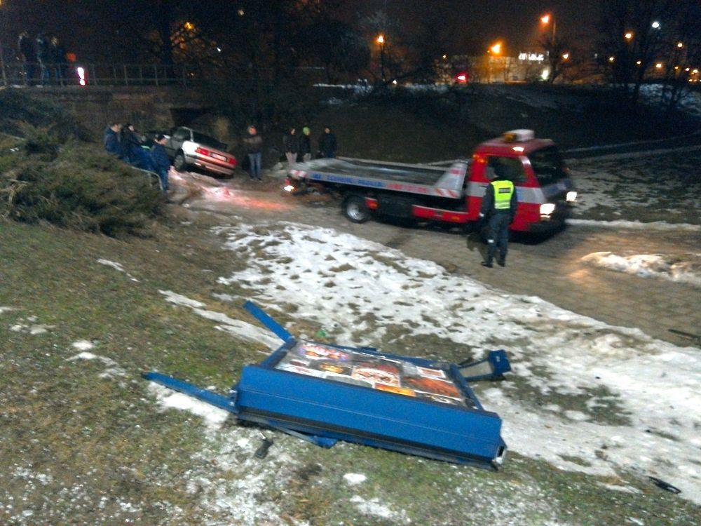 Į šalia “Eglės” esantį pėsčiųjų perėjos viaduką įskriejo Audi (foto)