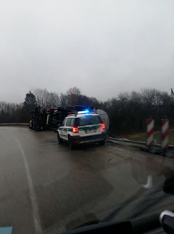 Krosna – Simnas kelyje apvirto autocisterna