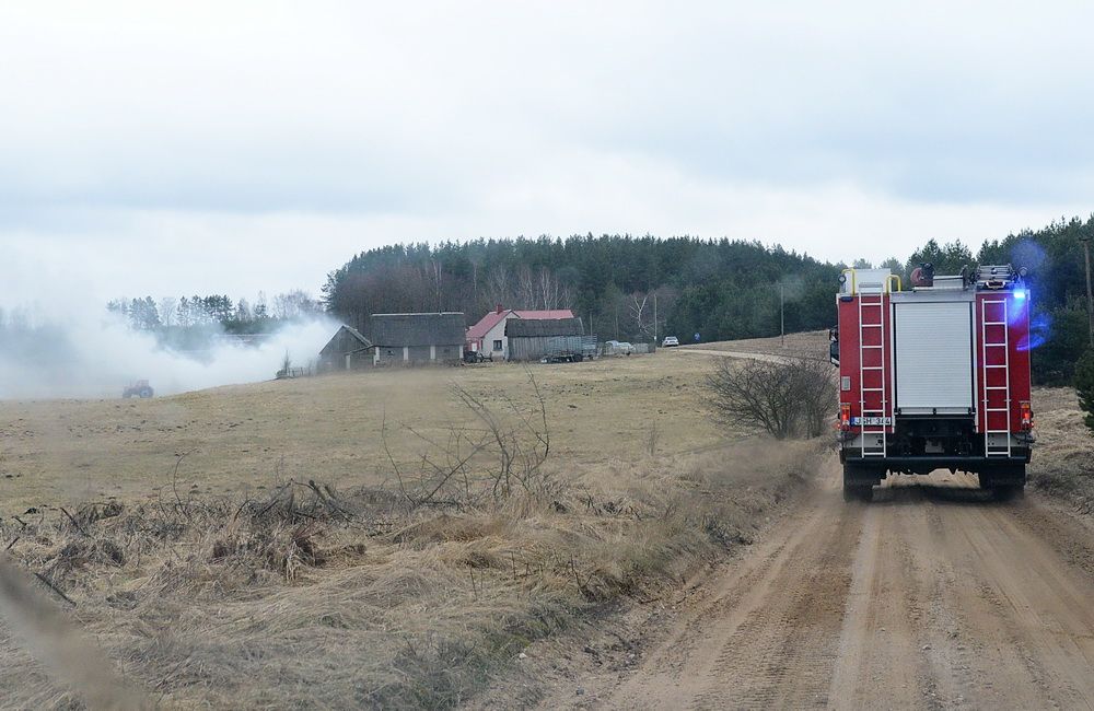 Prie Rimėnų anūkai pažaidę degtukais uždegė močiutės kluoną (foto)