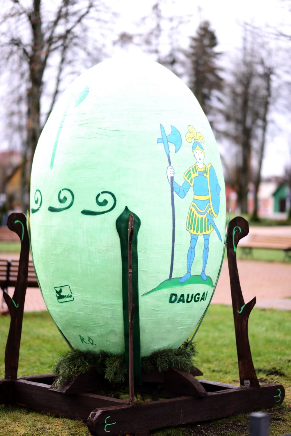 Daugų centre puikuojasi Velykinis kiaušinis