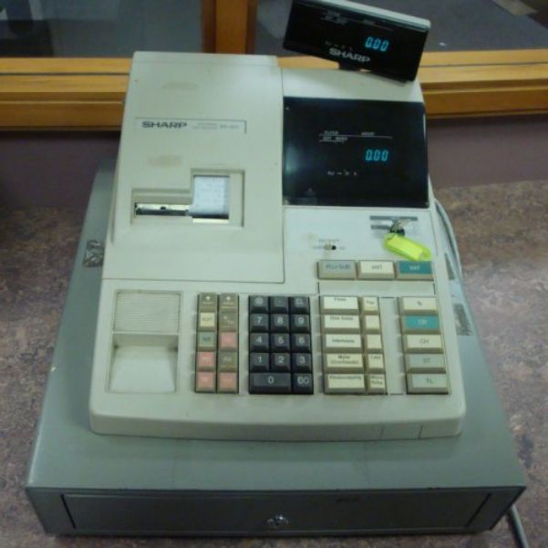 Grūto parduotuvėje plėšikas pavogė kasos aparatą su 800 eurų!
