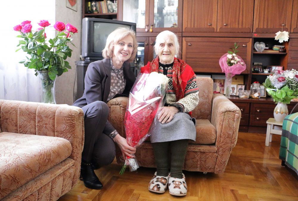 Šimtametė alytiškė svečius pasitinka su šypsena