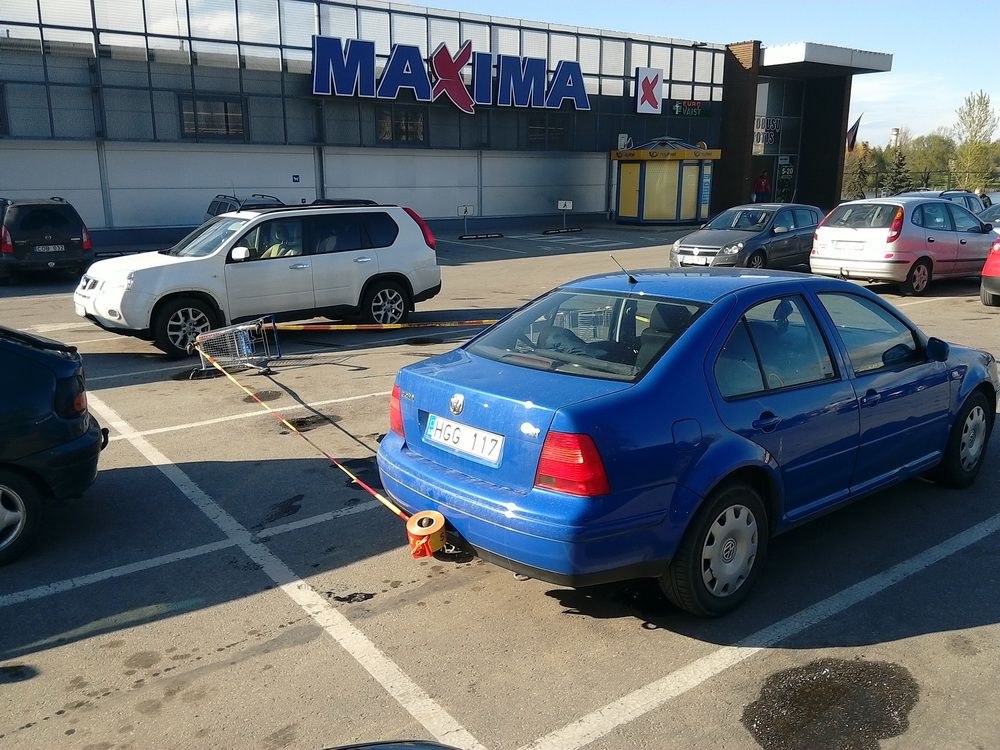 Už išbėgusius tepalus Maximos aikštelėj – 600 eurų bauda! (foto)