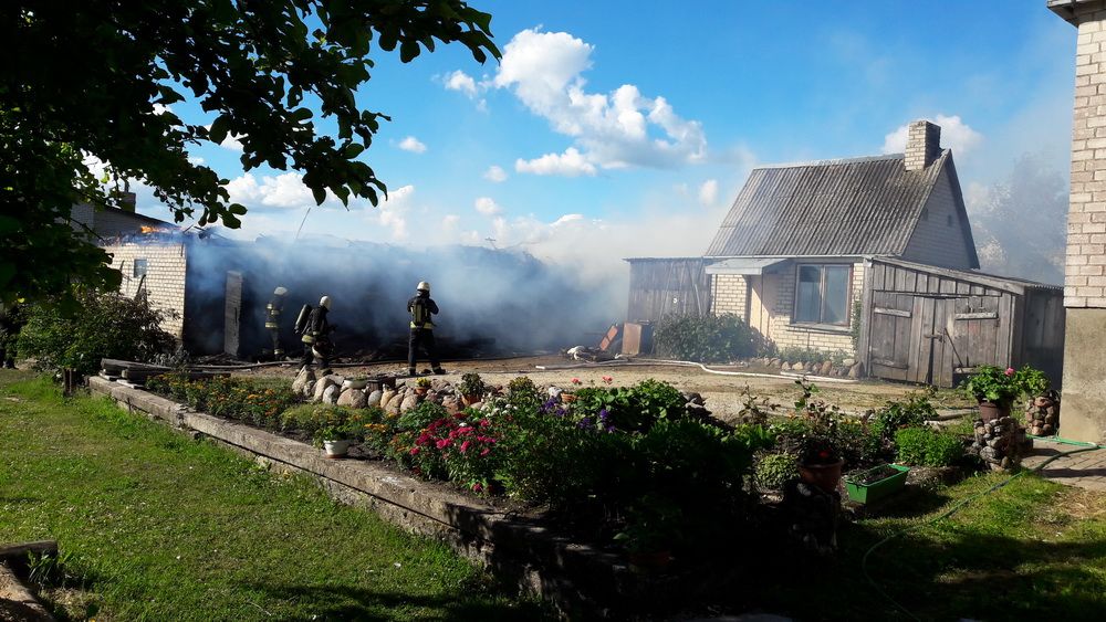 Daugų kaime degė ūkinis pastatas (foto)