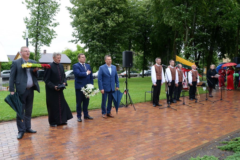 Dauguose pašventintas paminklinis kryžius žuvusiems partizanams (foto+video)