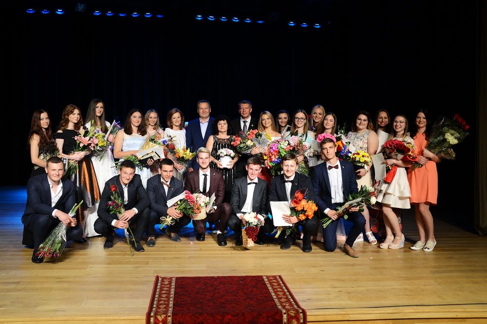 Daugų Vlado Mirono gimnazijos abiturientams įteikti brandos atestatai (foto+video)
