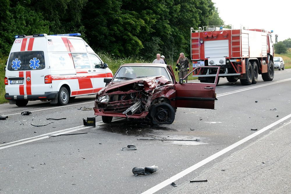 Prie Daugų susidūrė BMW ir Audi, žuvo pastarosios vairuotojas (foto,video)