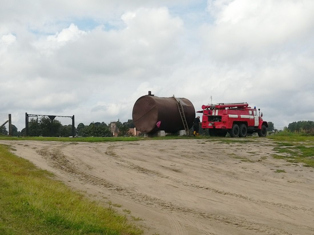 Balbieriškyje kapinių vandens rezervuarą  užpildo gaisrininkai