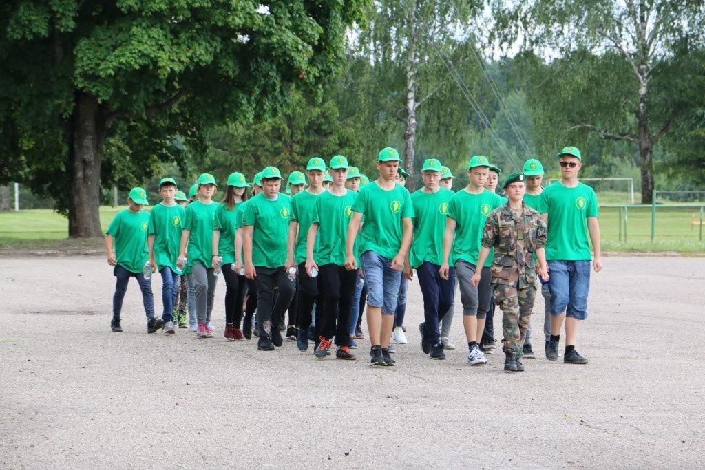 Jaunųjų šaulių stovykla: kareiviška košė ir 30 kilometrų žygis pėsčiomis
