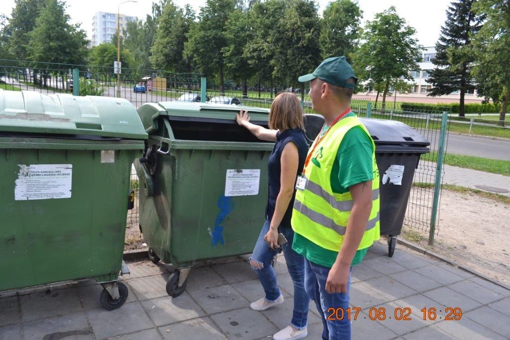 Eksperimentas Alytuje: prie atliekų konteinerių budi prižiūrėtojai